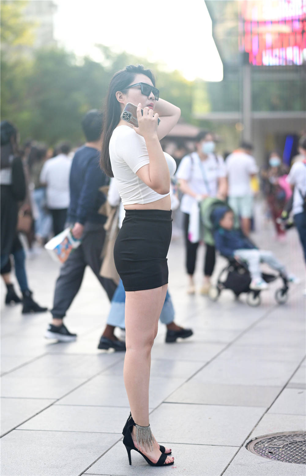 一身 一身好看的衣服，会更好衬托自己，也搭配出简约的味道