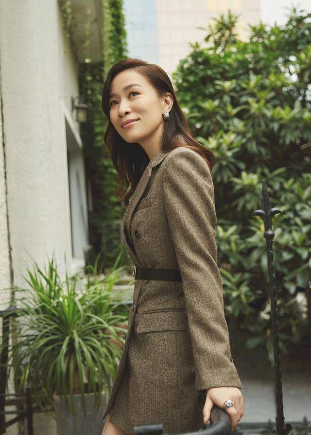 颜色 佘诗曼厉害！长西装配短裤，穿“金色战鞋”大方秀出漫画腿