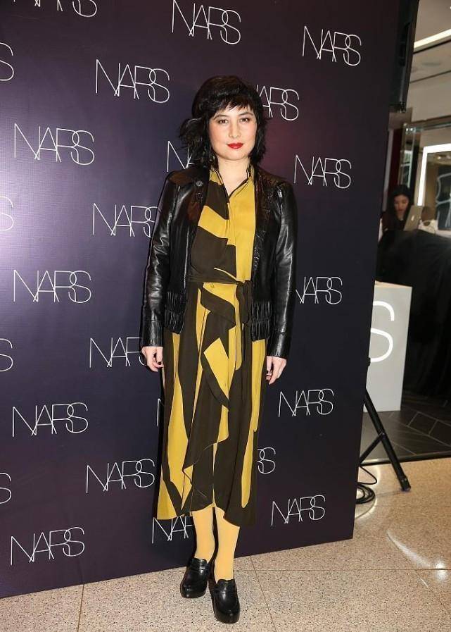 何超仪 赌王女儿还有这么叛逆的?何超仪穿着奇装异服,造型看着真独特