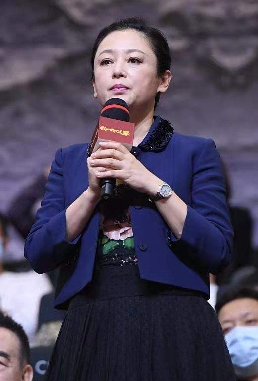 大气 陈红复出为陈凯歌站台，穿衣暴露60岁审美，涂死亡芭比粉更要命