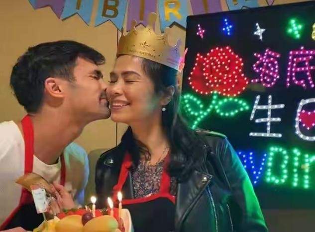 大气 58岁韦唯海底捞庆生，仨儿子只剩老幺作陪，精心打扮难掩落寞感