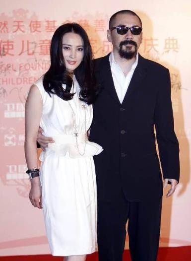 一身 蒋勤勤穿一身紫色亮相，个人形象也太俗气了，根本不像明星品位