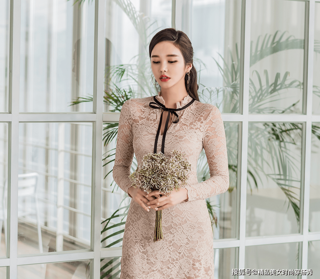高跟鞋 复古又时尚的蕾丝连衣裙，搭配一双同色系的高跟鞋，尽显浪漫雅致