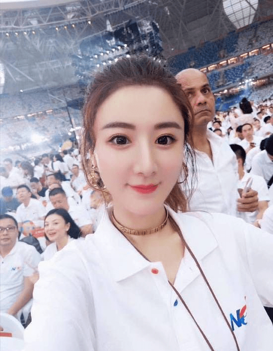 职场 薇娅与李佳琦难得并肩,虽然穿着职场装,但却带着女团的气质