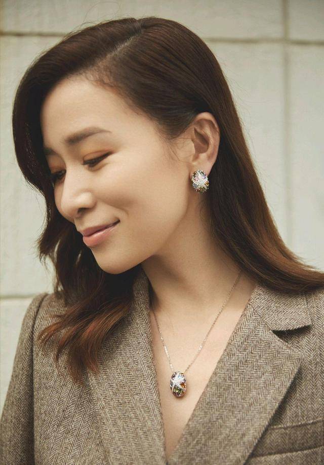 颜色 佘诗曼厉害！长西装配短裤，穿“金色战鞋”大方秀出漫画腿