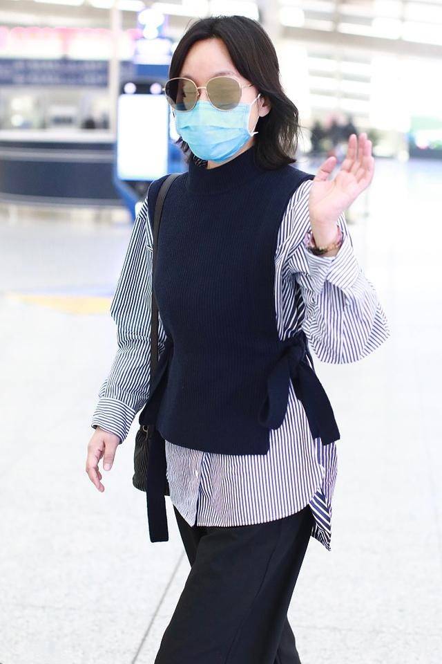 服装 50岁闫妮真会穿,条纹衬衫叠搭马甲简约又精致,中年女性该学习了