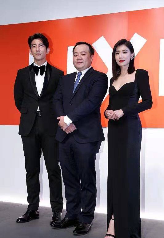 老公 贾静雯夫妇出席活动,她一袭紧身长裙全身零赘肉,比小老公还显嫩