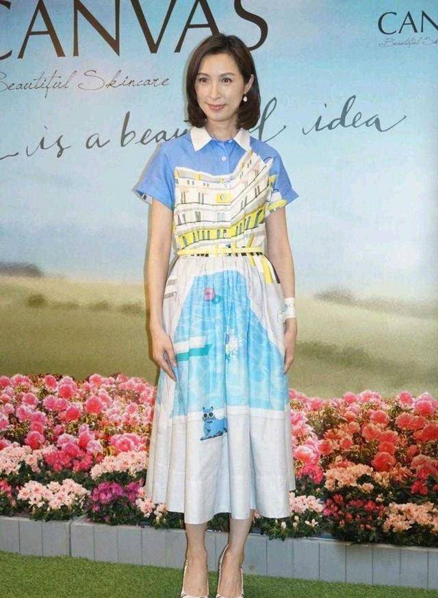 蓝色 郭蔼明衣服品味在线，穿衬衫连衣裙出席活动，优雅大气又减龄