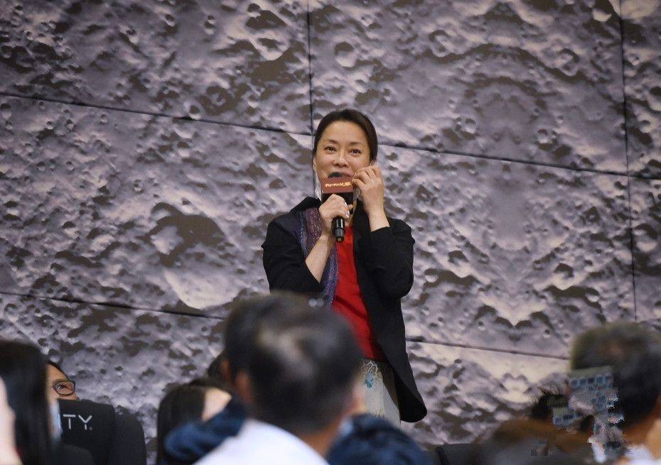 样子58岁的毛阿敏素颜出镜，皮肤暗黄沧桑，看到了老年人真实的样子！