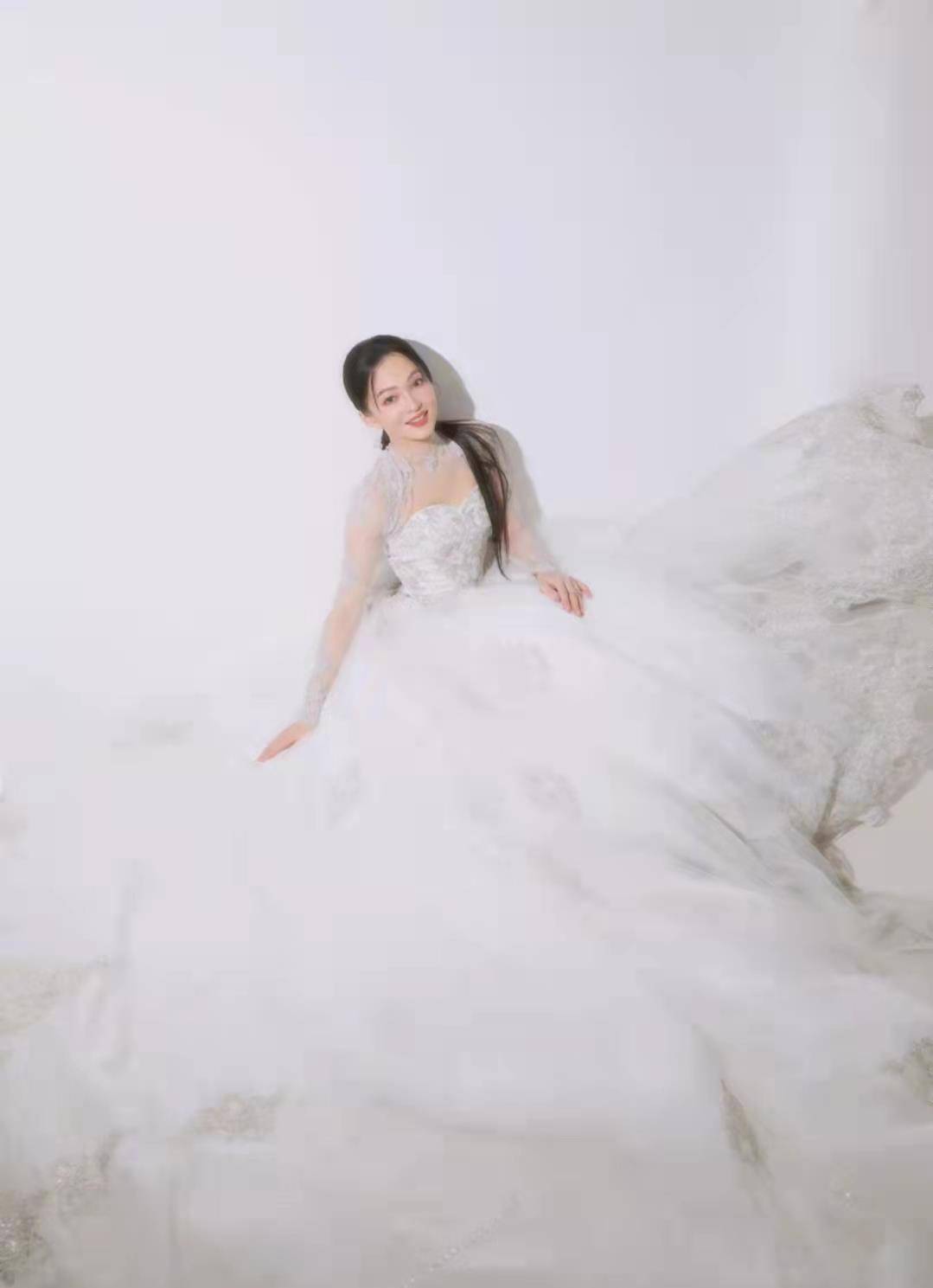 高定 央视国庆晚会群星闪耀！刘嘉玲穿国产高定，刘涛戴30万元珠宝吸睛