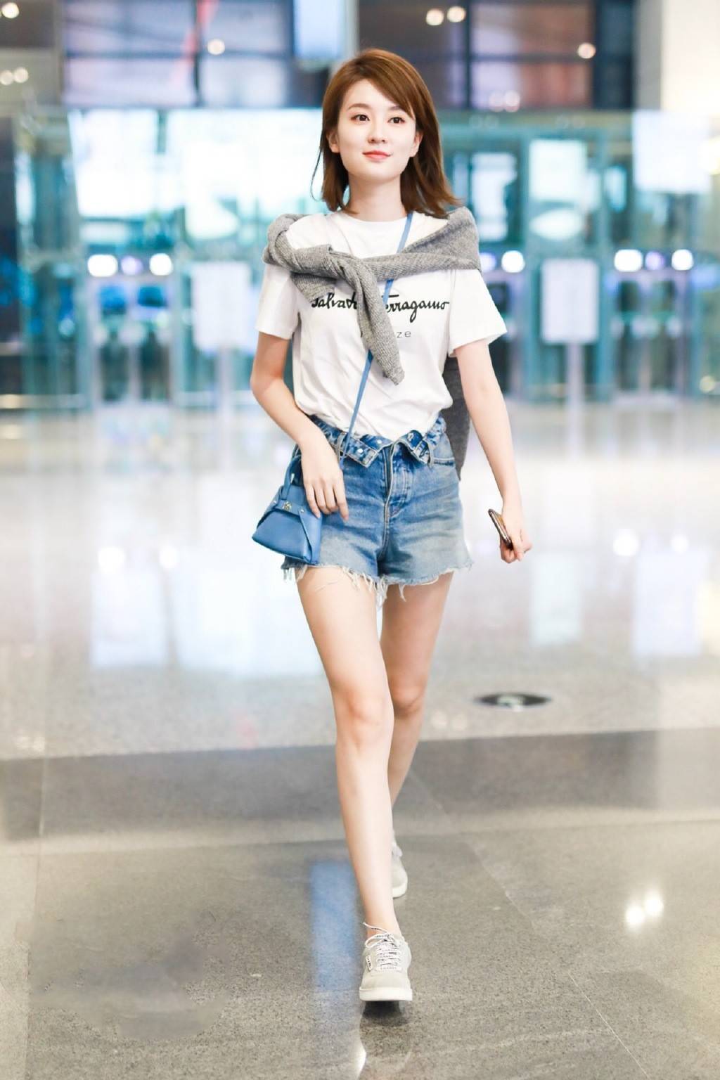 原创乔欣为赶时髦真拼用毛衫当披肩真个性短裤不好好系扣更抢镜