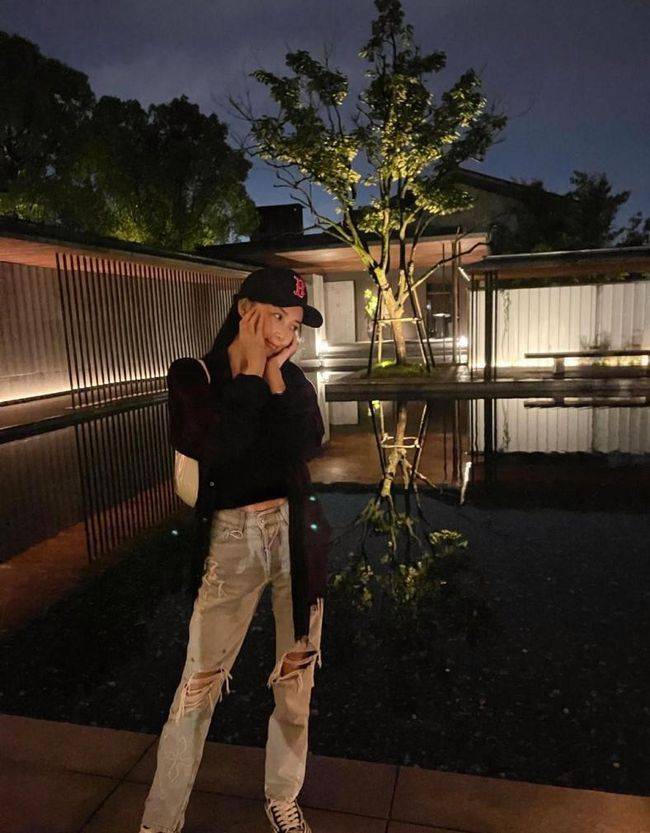 黑色 潘玮柏老婆真是“架子”身材,穿短上衣配破洞裤,好有女团气质