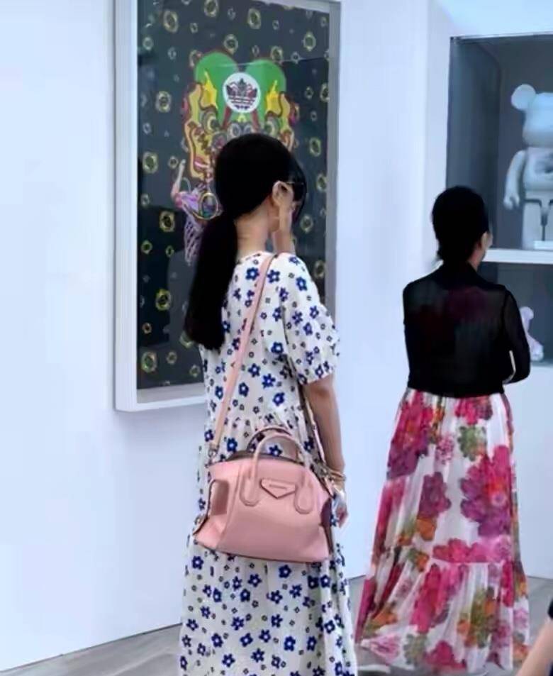 亮裙 范冰冰父母国庆合体露面,66岁老母穿亮裙获粉丝接机,比女儿大牌