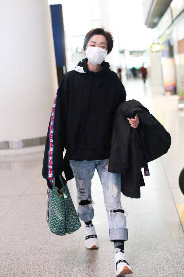 样子58岁的毛阿敏素颜出镜，皮肤暗黄沧桑，看到了老年人真实的样子！