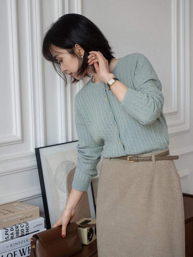 毛衣 种穿搭比较适合30多岁左右的女性穿，穿起来优雅大气