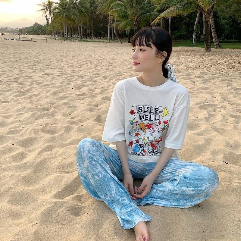 李小璐 李小璐无戏可拍也不消停，参加聚会占据C位不够，穿衣更是抢镜