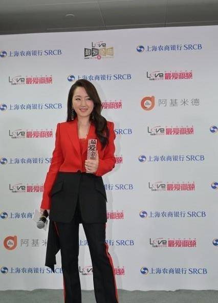 魅力 杨钰莹把西装当裙子穿，露出美腿挺有魅力，肌肤没有一点老态