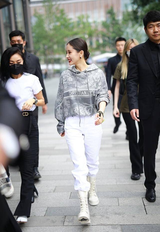 感觉 王子文个子小但是会穿衣，T恤配短裤减龄，搭双堆堆靴显得更高级