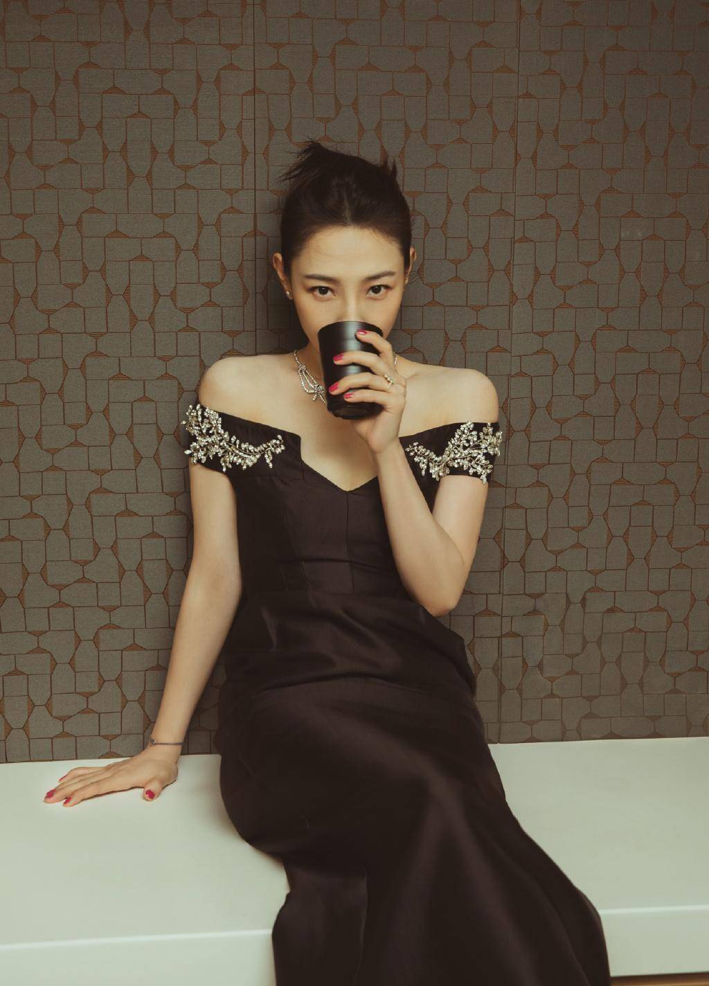 风情 白百何感觉瘦了不少，穿一字肩裙能看出锁骨，腰身也挺纤细的