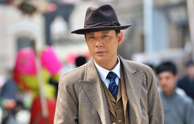 军装|22岁嫁傅程鹏，结婚19年被出轨，45岁一个人带孩子，后悔丈夫走红