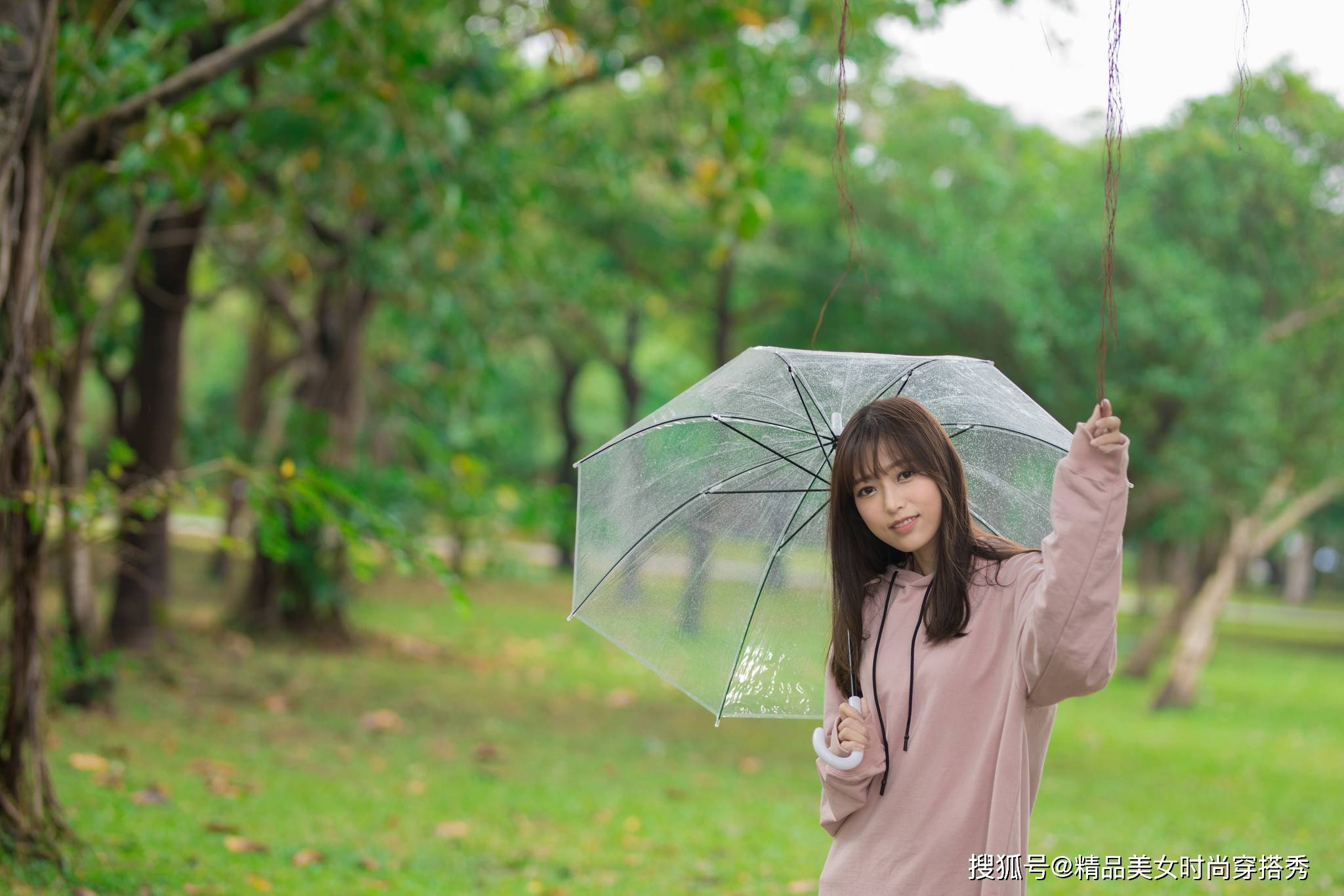 白边 粉色的毛衣很是甜美减龄，下搭一条牛仔裤，很是帅气时尚