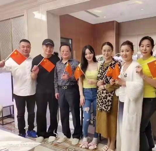 李小璐 李小璐无戏可拍也不消停，参加聚会占据C位不够，穿衣更是抢镜