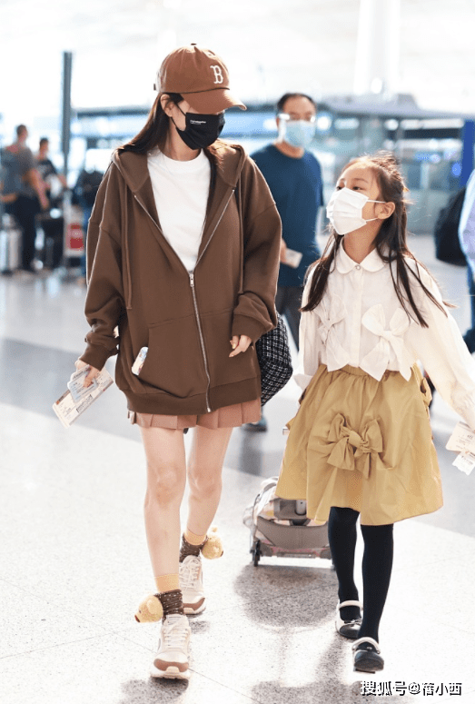 黑色 39岁李小璐带女儿走机场，穿卫衣搭百褶裙，看上去比22岁时更显嫩