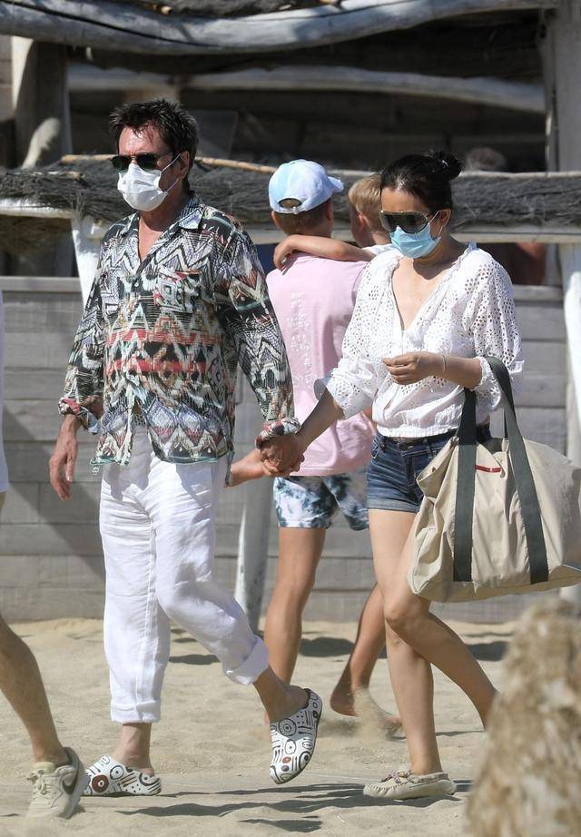 老公 巩俐与老公海边度假，扎丸子头配短裤霸气不再，71岁老公非常时尚