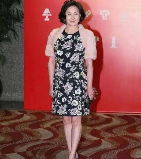 何超琼 何超琼年近六十也很美,坚持素颜不化妆,气质却碾压旁边汪明荃