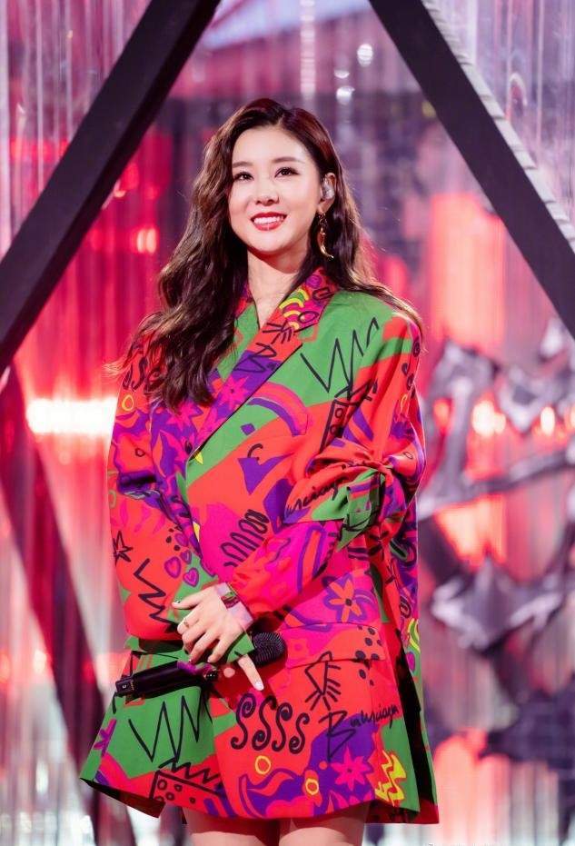 娃娃脸 36岁李小萌挺孕肚接娃，穿吊带裙全身白到发光，素颜更显幼态了