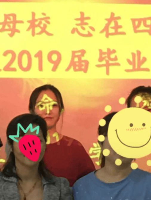 爆笑gif圖：哥們，你這紅牛背包是喝飲料送的嗎？ 搞笑整蠱 第8张