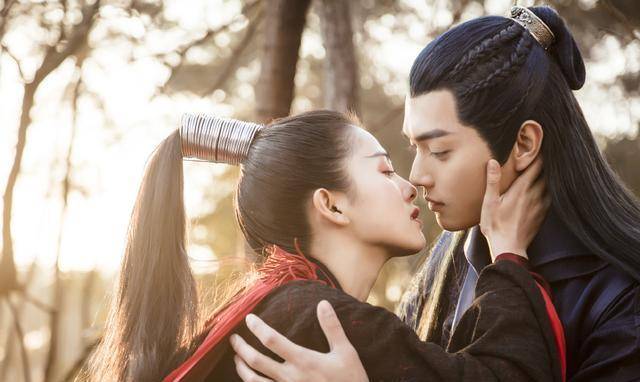 感觉 她与许凯主演《招摇》,穿卫衣配不规则牛仔裙,帅得让网友都心动