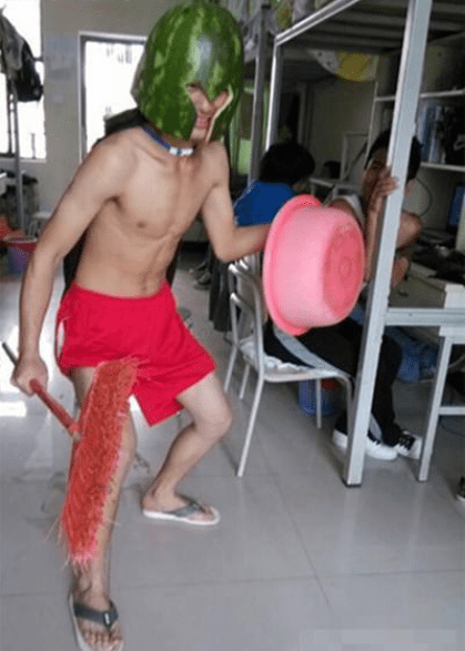 搞笑圖片幽默段子笑話: 安裝師傅, 你和我有仇嗎? 馬桶怎麼用? 搞笑整蠱 第9张