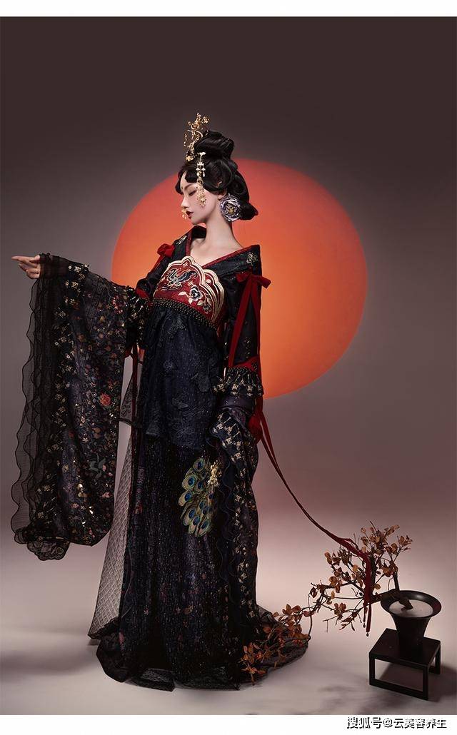 黑色 华裳九州，别再来蹭“汉服”的热度了！这“阴间设计”太让人无语