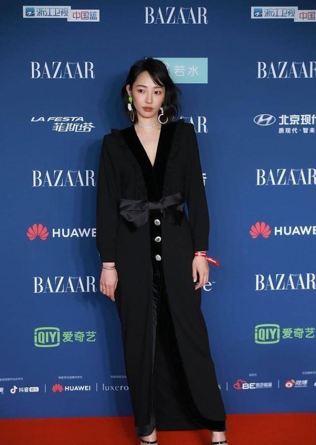 风情 白百何感觉瘦了不少，穿一字肩裙能看出锁骨，腰身也挺纤细的