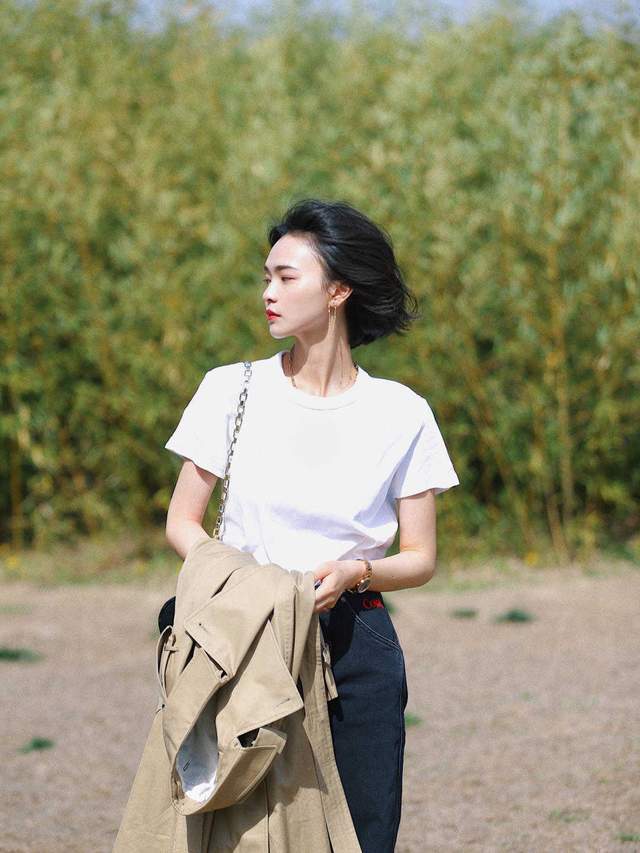 颜色 秋天怎样搭更好看？风衣搭配条纹打底衫或白衬衫，想不时尚都难