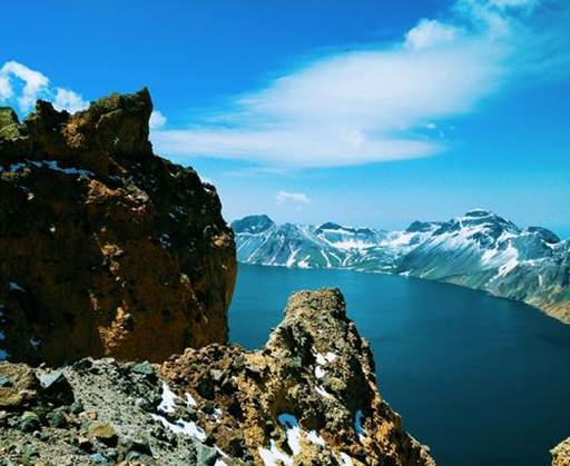 世界最深的高山湖泊在中国？火山口上的冰冷，绝美的人间仙境