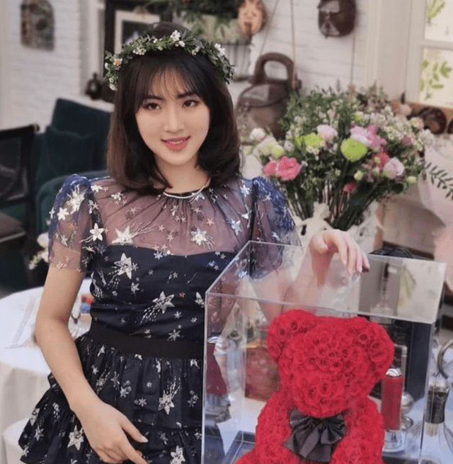 身材 姚安娜终于惊艳一回,孔雀蓝刺绣礼服穿出东方神韵,蚂蚁腰太吸晴