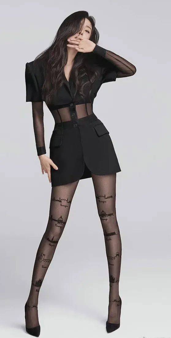 武状元 杨幂穿斜肩黑皮裙秀魔鬼身材!黑丝袜大长美腿性感魅惑