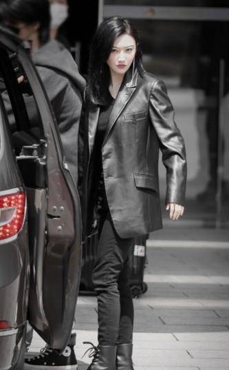 景甜 景甜终于找对风格了，穿一身皮质西装飒爽帅气，御姐范太适合她了