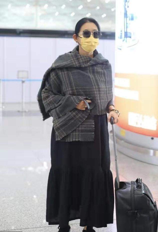 全套 倪萍罕见走机场变高调,穿着朴素身子骨硬朗,戴全套金首饰更抢眼