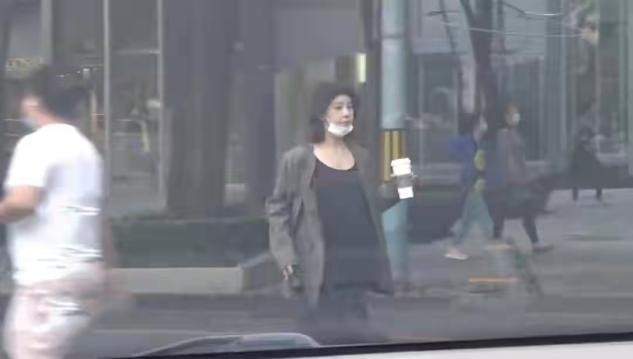 娃娃脸 36岁李小萌挺孕肚接娃，穿吊带裙全身白到发光，素颜更显幼态了