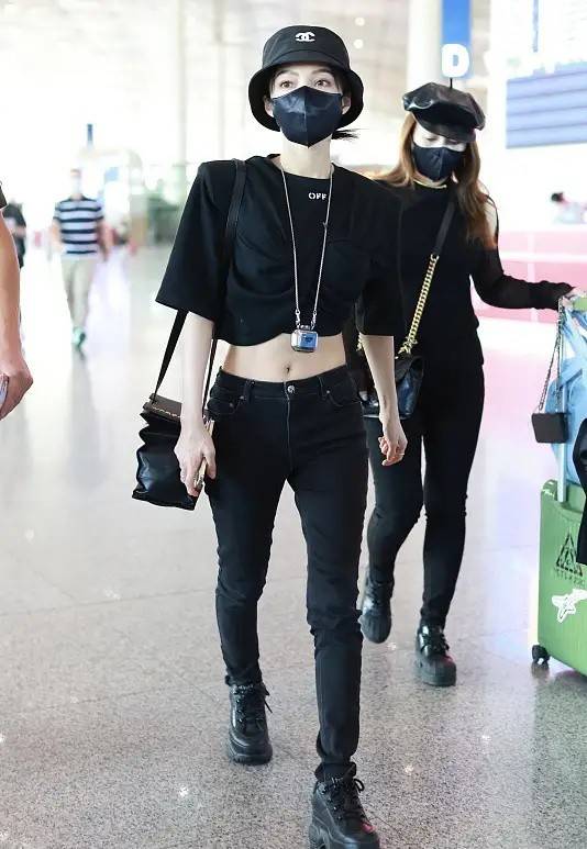 黑色 张韶涵太会“扬长避短”！穿垫肩T配紧身裤，158身高穿出168气场