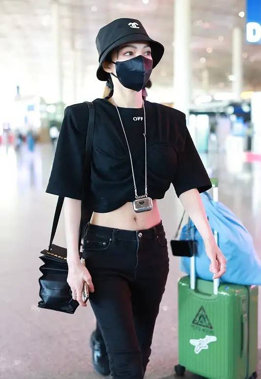 黑色 张韶涵太会“扬长避短”！穿垫肩T配紧身裤，158身高穿出168气场