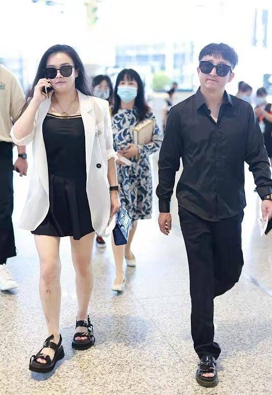 饰品 冉莹颖真会秀！她穿紧身裙小西装像女总裁，老公一身黑憨厚似保镖