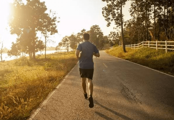 免疫|睡前有3个行为的人,易给肝脏惹“麻烦”,改正4点肝脏会感激你