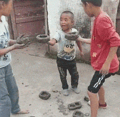 搞笑GIF：過路客，老胳膊老腿了，走個舞步差點都崴腳了 搞笑整蠱 第3张