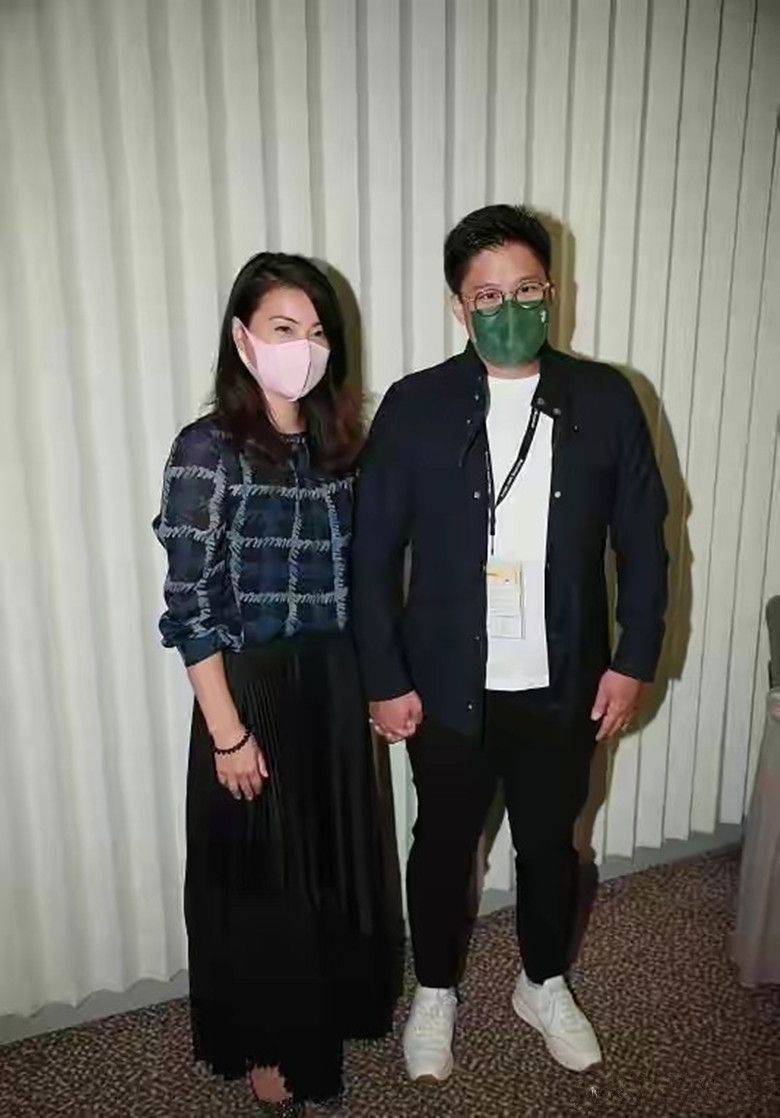 贵妇 郭晶晶穿百褶裙打扮成贵妇范,身材是不好,但气质比谁都高贵!