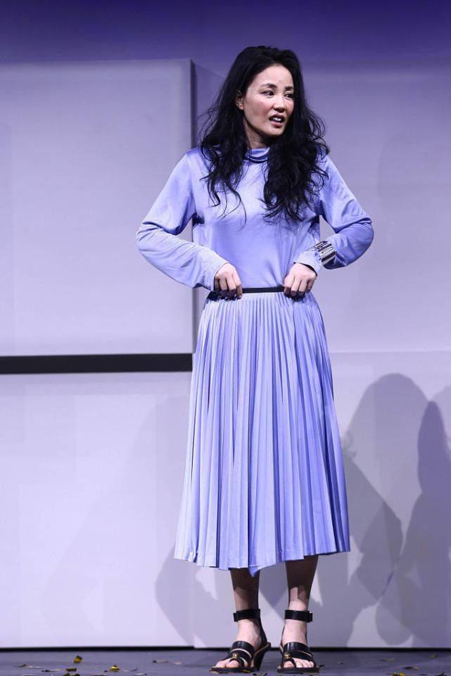 样子 王菲活成了让人羡慕的样子,紫色上衣配百褶裙,色彩看着好温柔