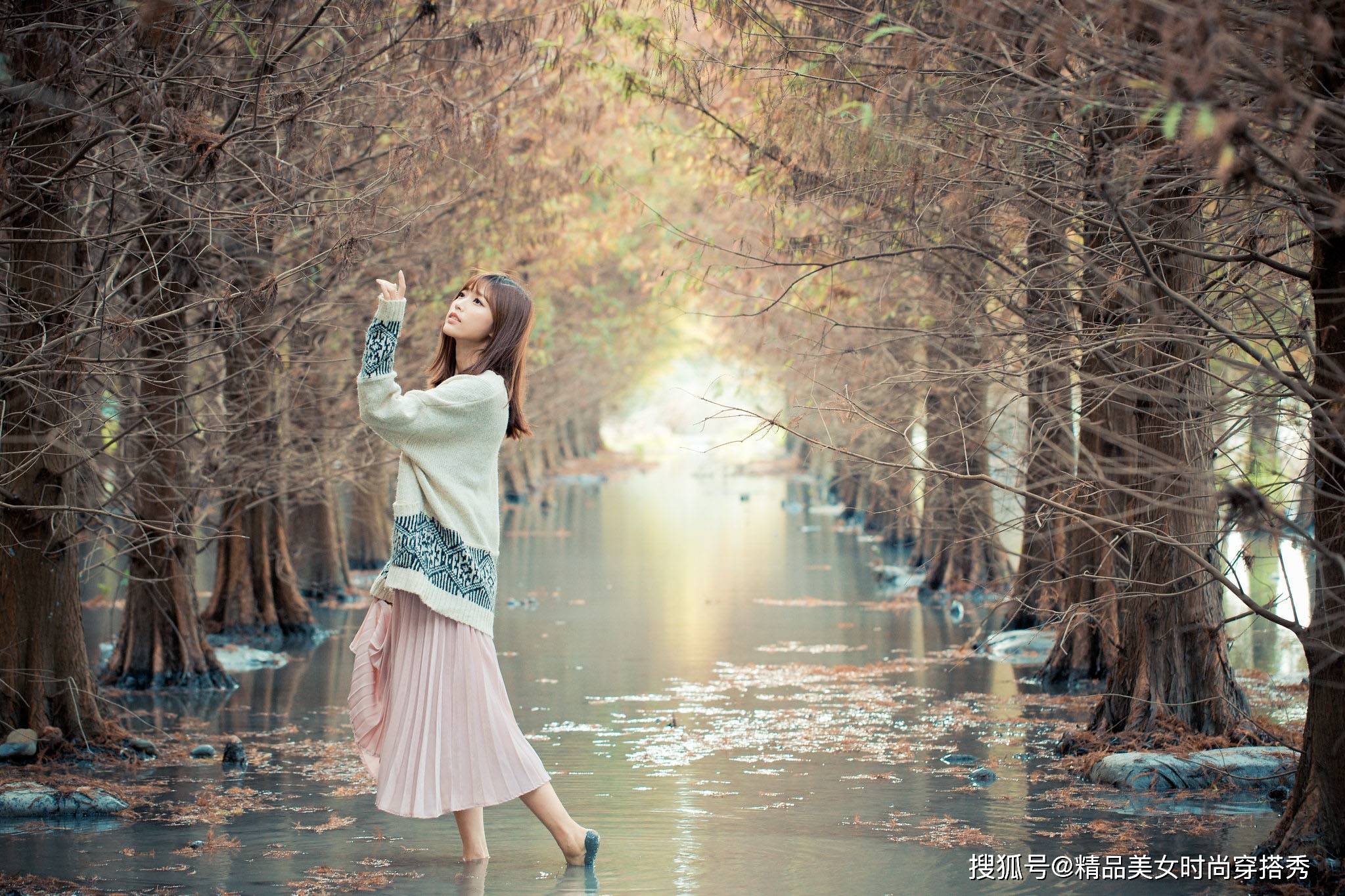 什么 十一出游这样穿也很美,针织毛衣搭配粉色半身裙,甜美又减龄